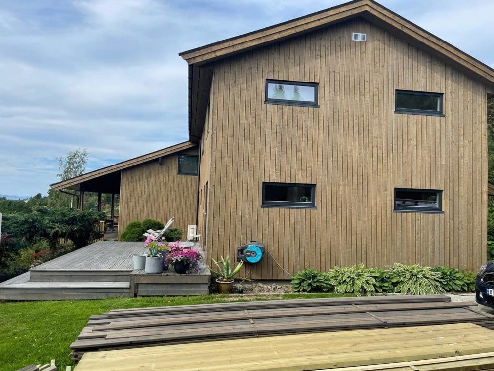Fiskvikvegen 39, Skatval – rehabilitert enebolig med terrasse og blomsterkasser, ny kledning, utført av Skotnes Bygg AS