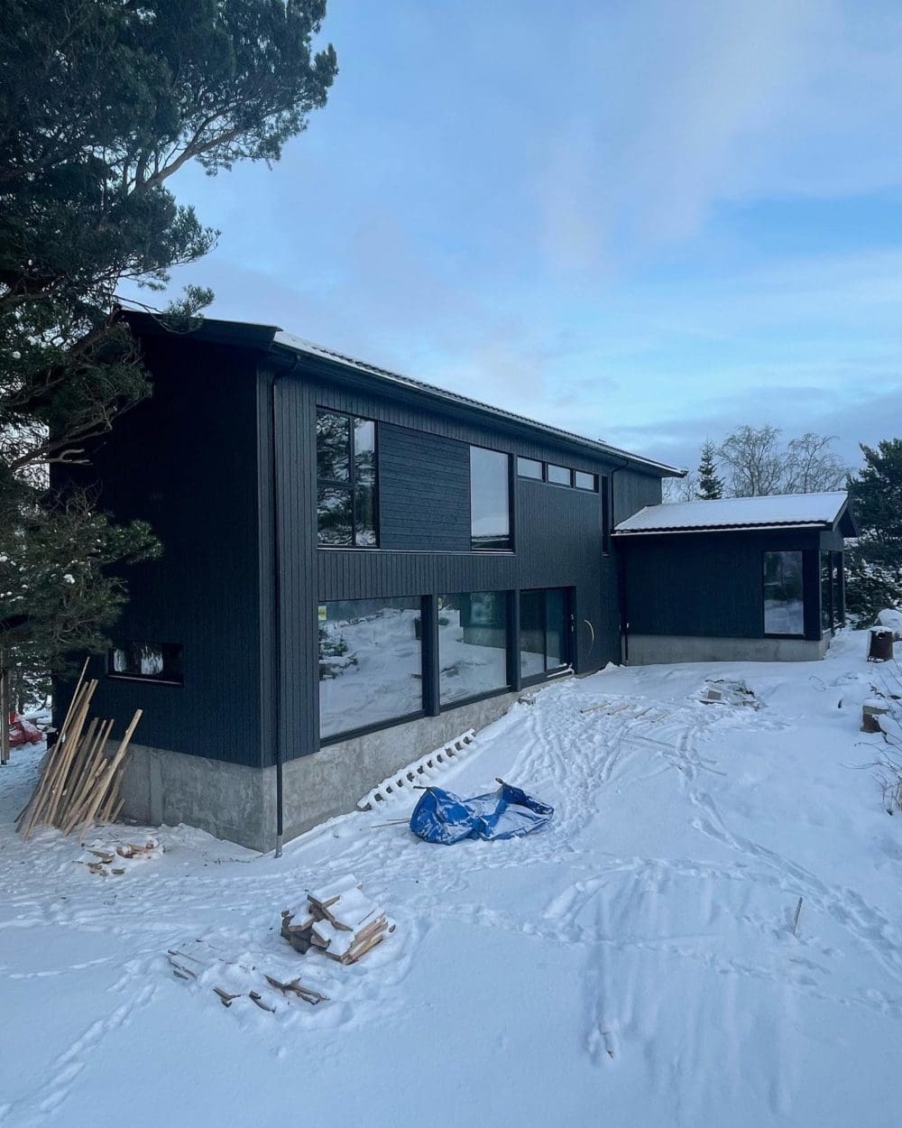 Fiskvikvegen 60, Skatval – sort enebolig med vintersnø, sett fra hagetomt, utført av Skotnes Bygg AS