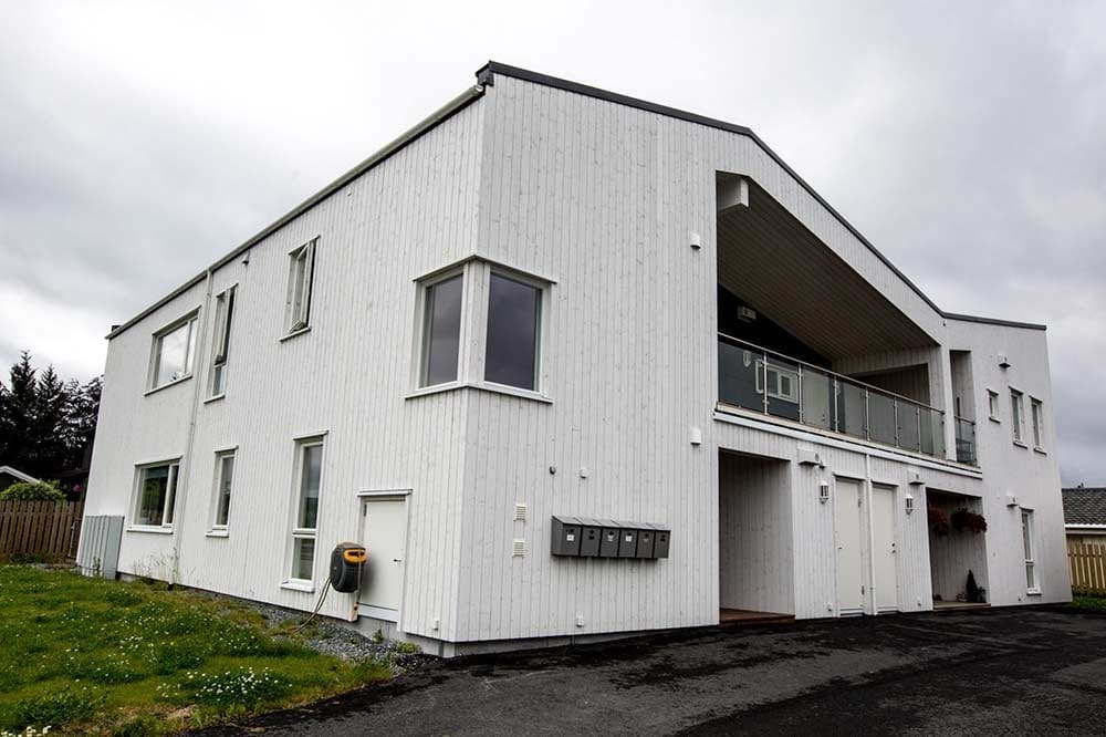 Evjevegen leilighetsbygg, Stjørdal – hvit stende kledning og moderne fasade, utført av Skotnes Bygg AS