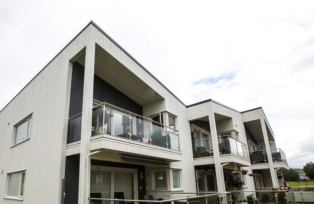 Leilighetsbygg i Evjevegen, Stjørdal – hvit fasade med balkonger, nybygg utført av Skotnes Bygg ASørdal – hvit stende kledning og moderne fasade, utført av Skotnes Bygg AS