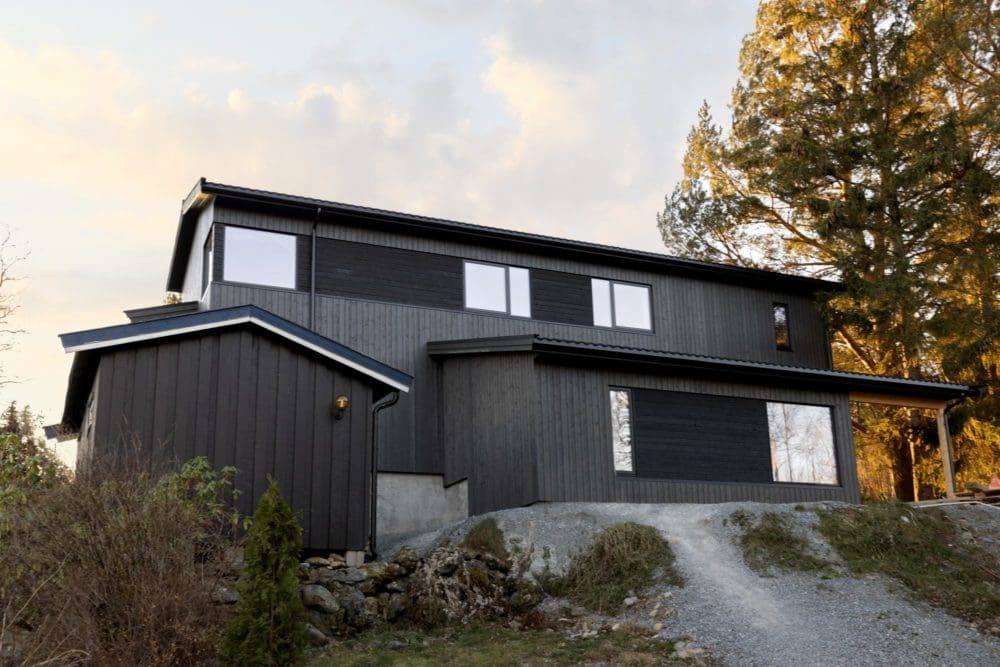 Enebolig i Fiskvikvegen 60, Skatval – sort kledning og store vinduer, utført av Skotnes Bygg AS– store vindusflater og vinteromgivelser, utført av Skotnes Bygg AS