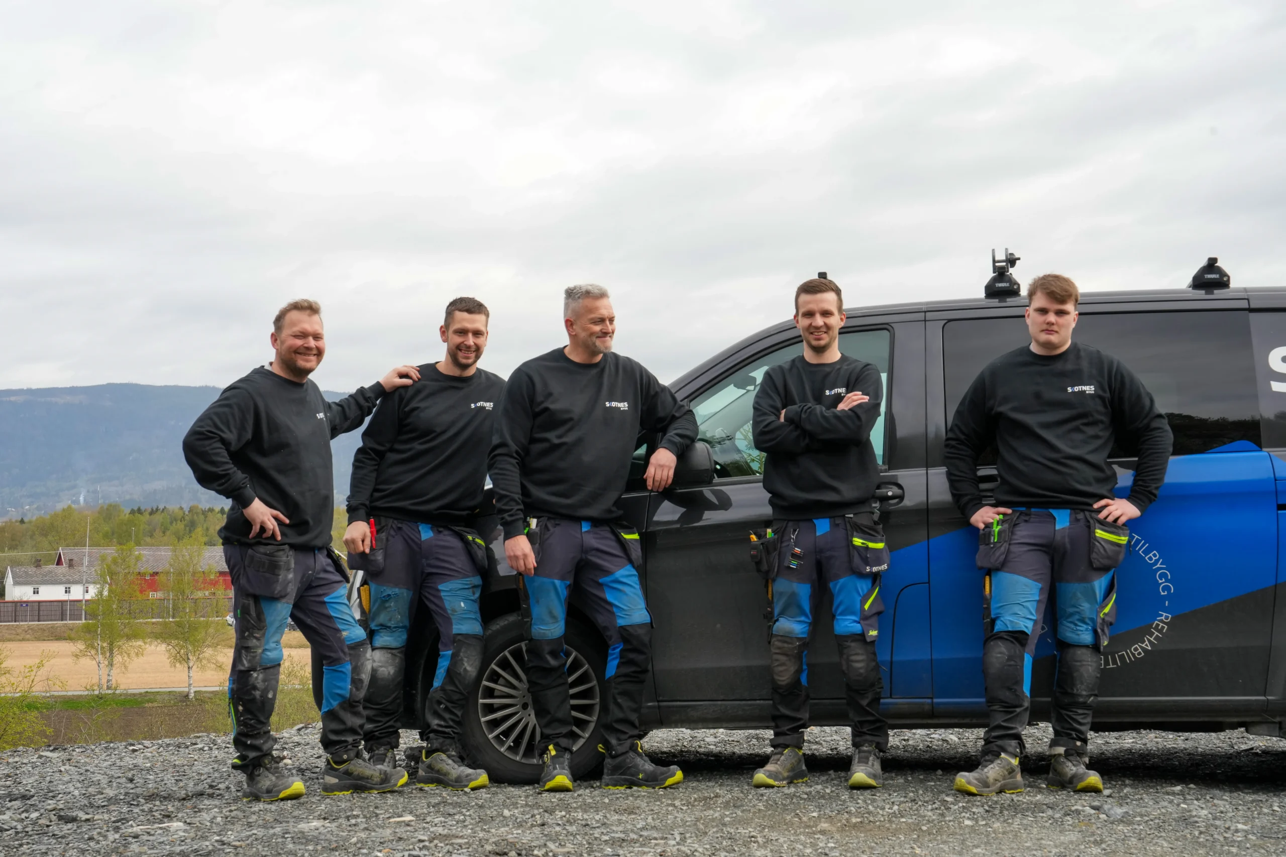 Hele teamet til Skotnes Bygg AS foran firmabilen – tørmere Knut Johan, Jon Ole, Ronny, Håkon og Johan